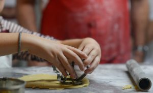 Read more about the article Ide Usaha Kue Kiloan dari Rumah: Modal Rp750 Ribu dan Hitungan Untungnya