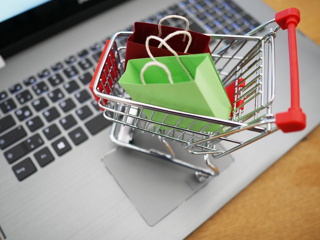 Read more about the article Jualan di Marketplace atau Media Sosial? Perbandingan Lengkap untuk Pemula